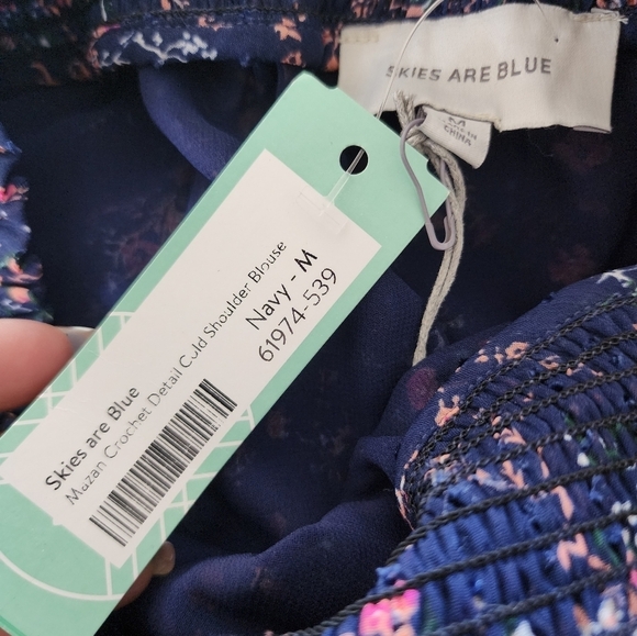 skies are blue shoulder blouse size Medium - Picture 7 of 8